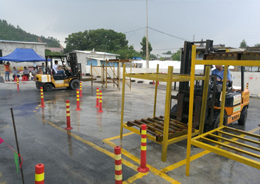 叉車的例行檢查、叉車運(yùn)行路線是否正確、叉車倒庫(kù)不出線/不撞到標(biāo)桿、指定