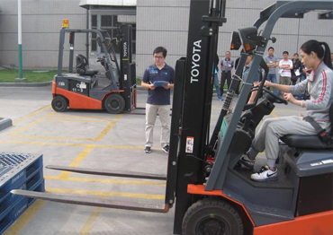 操作叉車前檢查、避讓障礙物、叉車倒車行駛要求、叉車停車放置及行為規(guī)范。